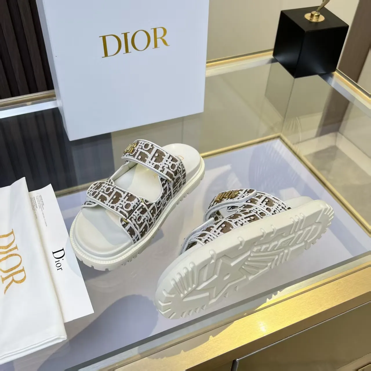 👟👟Ex-factory price 480👟👟 Dior classic popular sandals Step into the fashion territory of Dior slippers and encounter the ultimate fusion of elegance and comfort. The upper is engraved with the Christian Dior Paris logo using exquisite embroidery technology. The delicate stitching tells the brand's profound heritage and is fully recognizable.   Made of high-quality materials, it feels soft and fits your feet, as if it is a gentle care tailor-made for your feet. The sole is carefully designed and engraved with Christian Dior's lucky star symbol. It is not only a beautiful embellishment, but also provides reliable grip, making every step steady and secure.   It has a simple design and is easy to put on and take off. Whether it is a lazy weekend or a pleasant vacation, it can be easily adapted. Whether paired with casual shorts, casual jeans, or an elegant dress, Dior slippers can instantly enhance the overall style and show a casual fashion attitude.   Dior slippers, in the name of fashion, inject luxurious charm into your life and accompany you with every step you take with confidence and elegance. Material: Fine genuine cowhide upper, outsole, TPR, non-slip and wear-resistant, code number: 35-41 (42 customized)